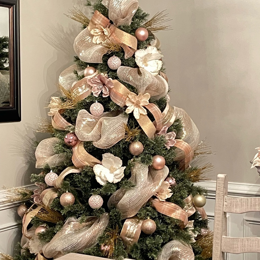 Decorations for a 7 foot Christmas tree